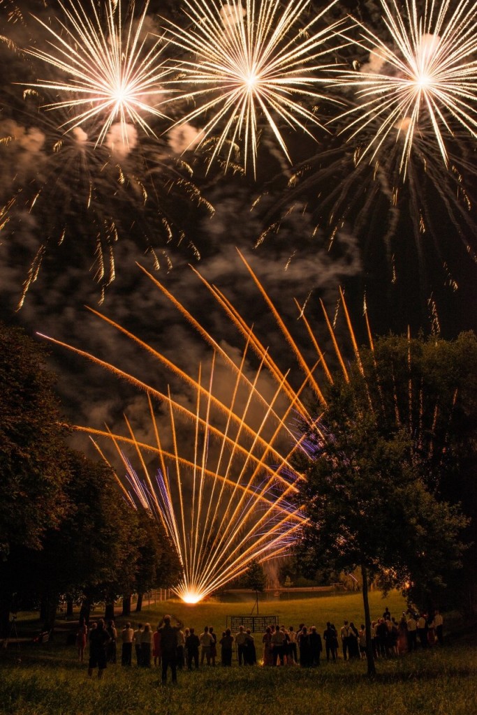 Traumhaftes Hochzeitsfeuerwerk und brennende Herzen